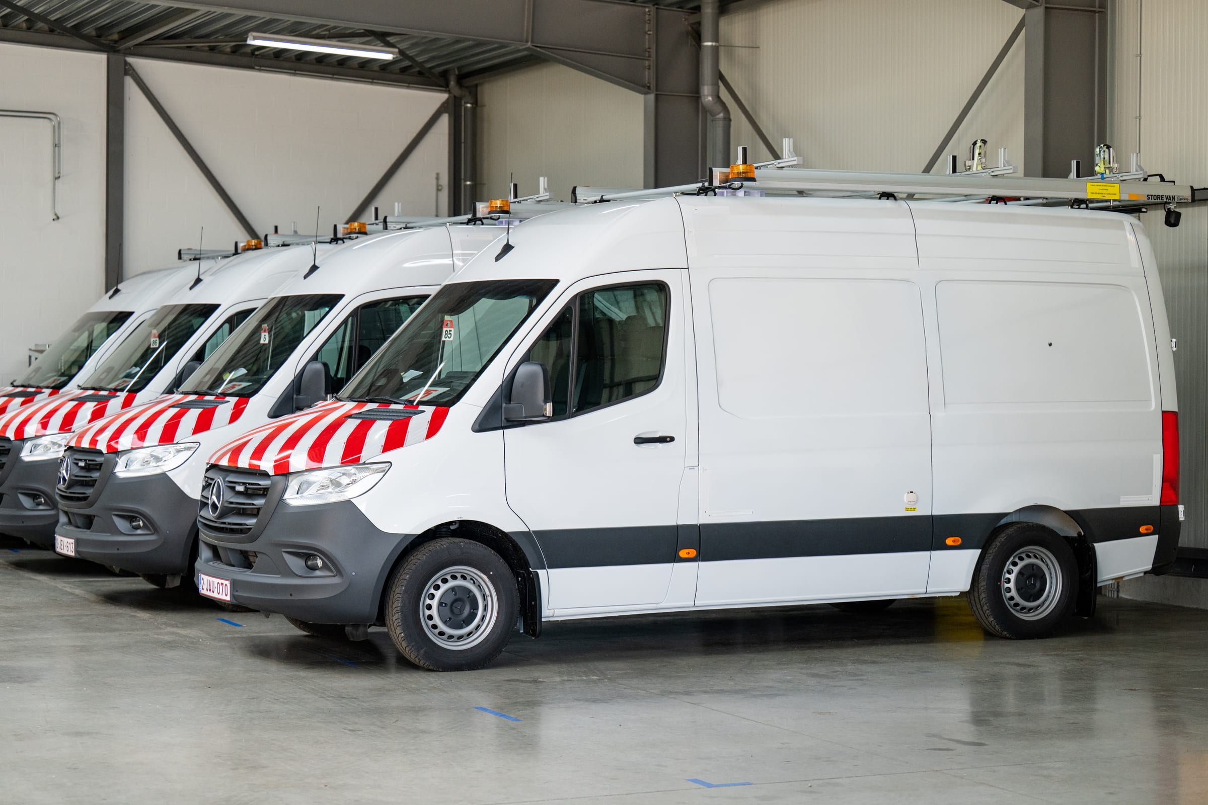Mercedes Sprinter équipés en configuration identique, galerie de toit aluminium et signalisation, prêts à livrer