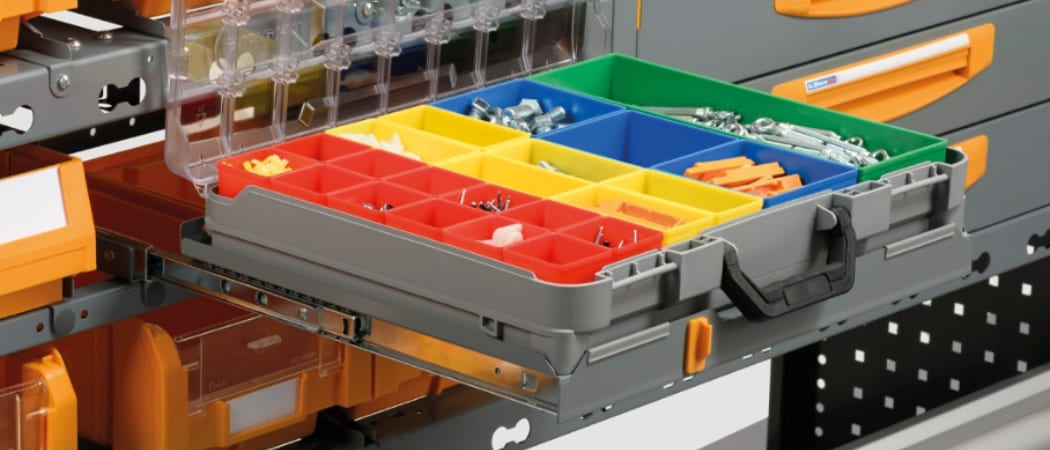 Coffret à compartiments de couleur sorti de son tiroir dans un rayonnage d’utilitaire, visserie triée par case
