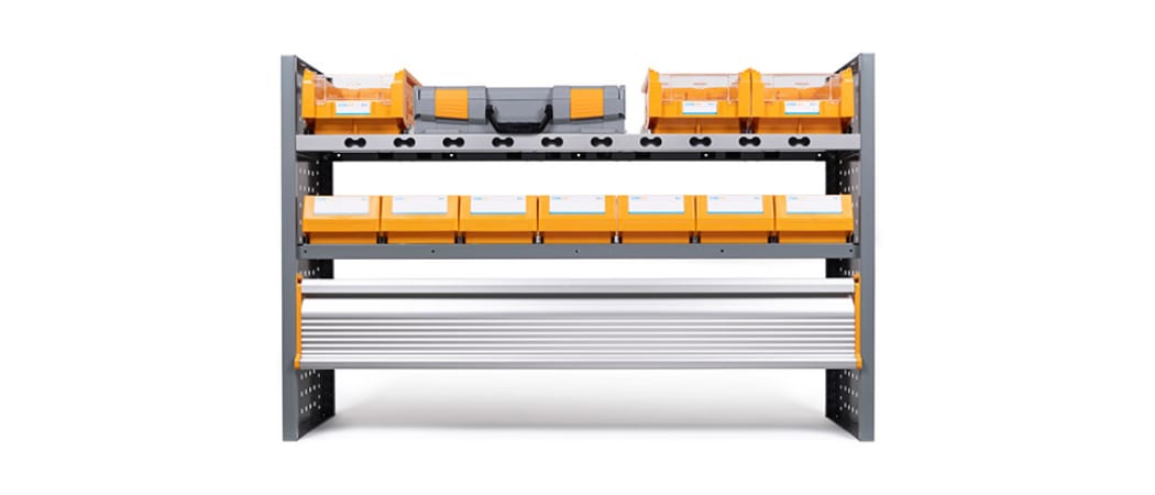 Module de rayonnage pour utilitaire vu de face : bacs à bec orange sur deux niveaux et rampe de chargement intégrée